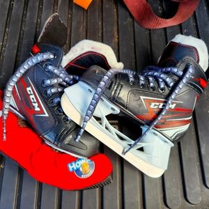 YOUTH CCM JETSPEED 440 HOCKEY SKATES